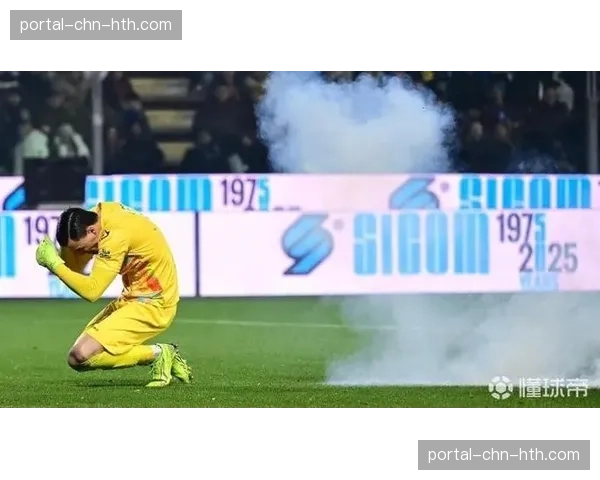 南特对阵克莱蒙比赛因球迷向场内投掷烟火短暂中断十分钟