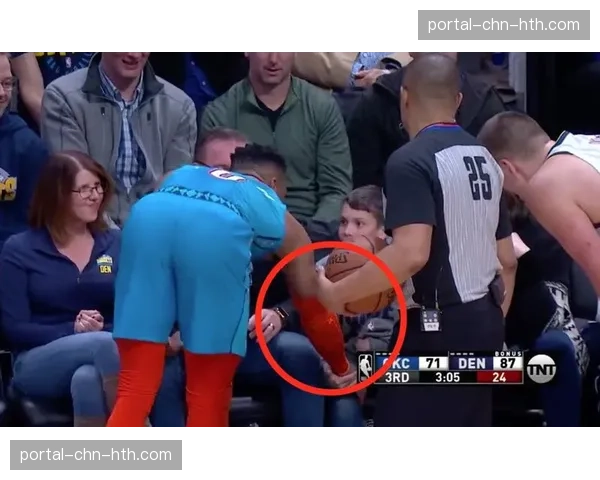 暖心一幕：主队小球迷冲入场内，保安护送其离开未予以驱赶