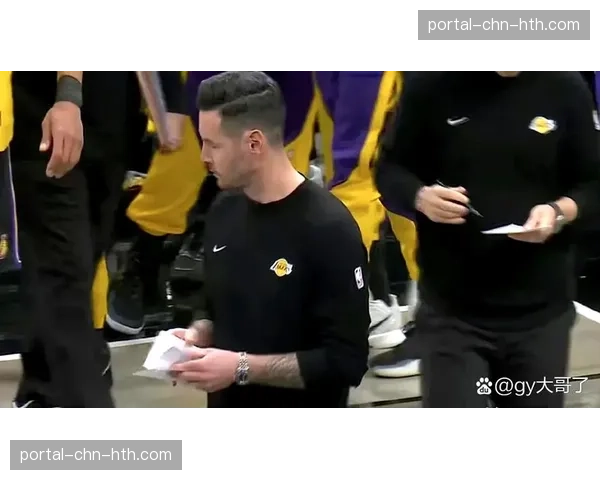 赛前演练：湖人队重点加强了对底角三分射手的补防轮转训练